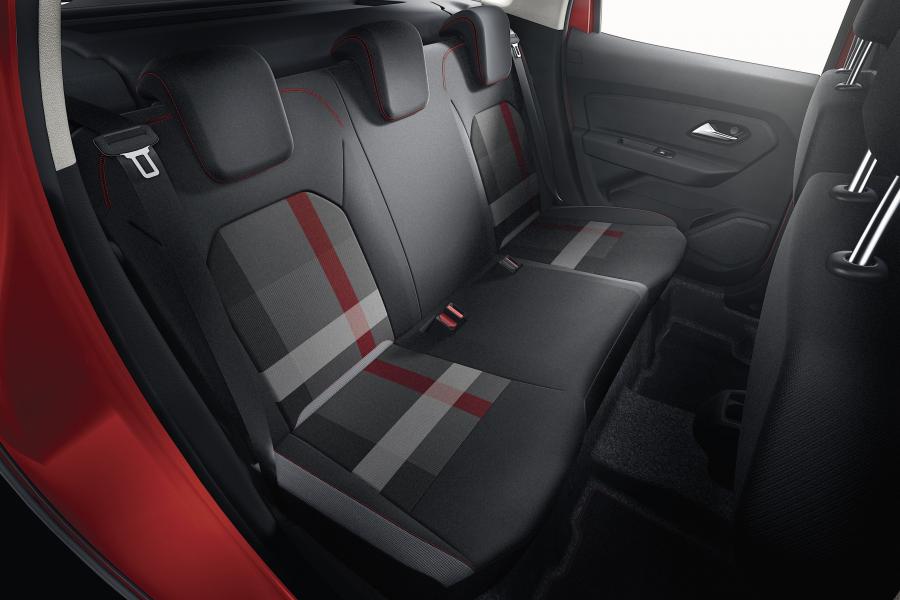 Интерьер Dacia Duster Techroad 2019 года  (фото 7 из 8)